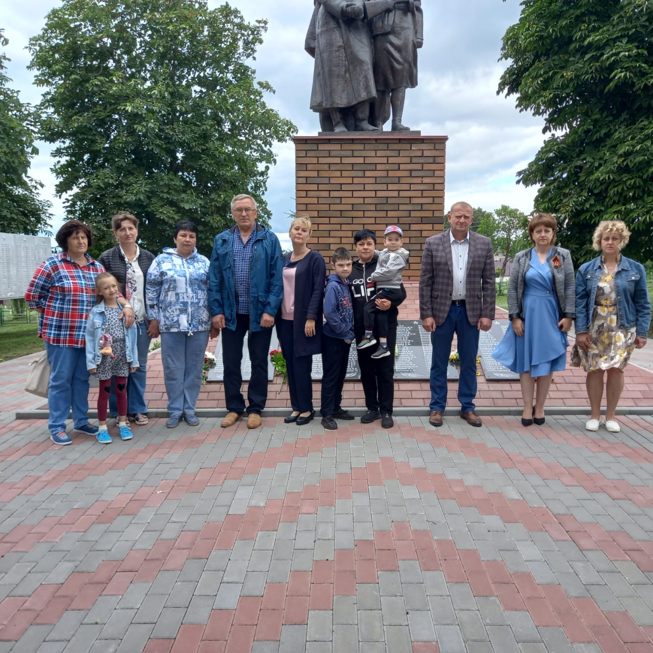 Живые цветы к братской могиле советских воинов в селе Береговое-Первое.